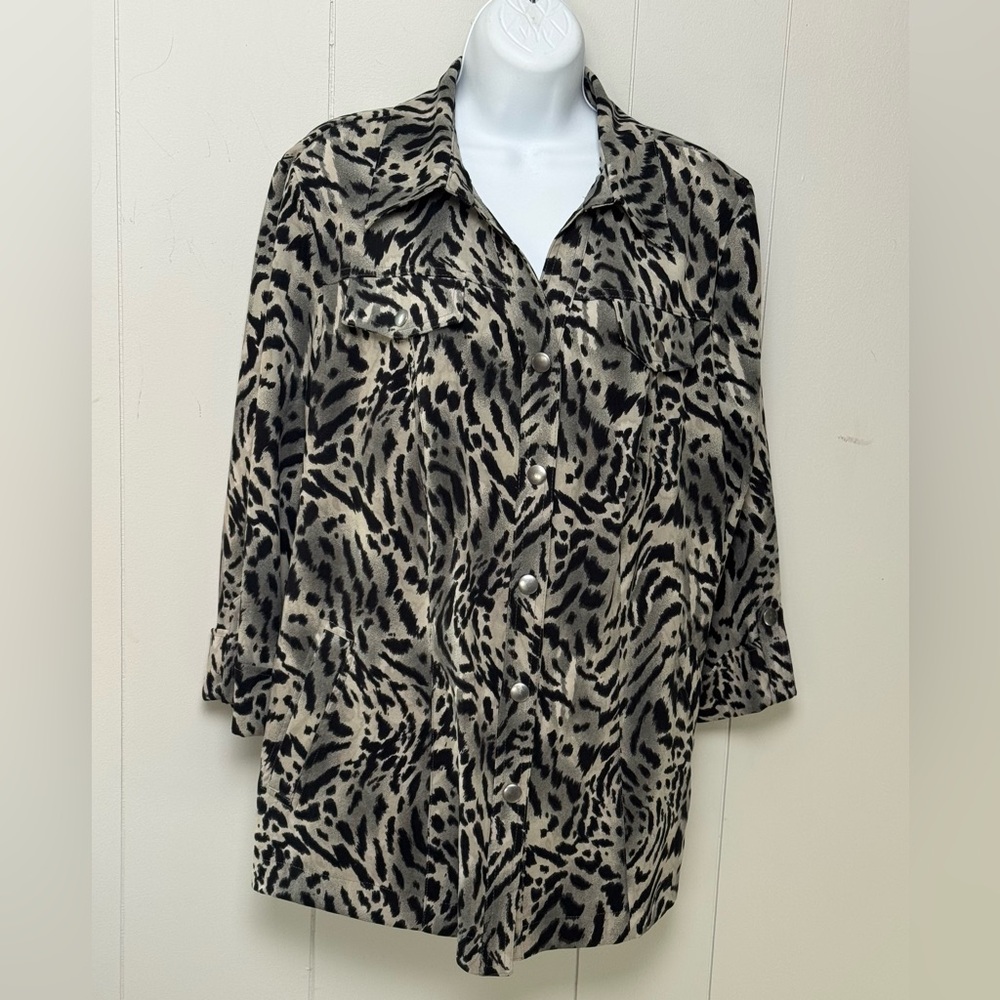 JM Collection Women’s Black and Cream Animal Print Button Down Shacket Size 1X